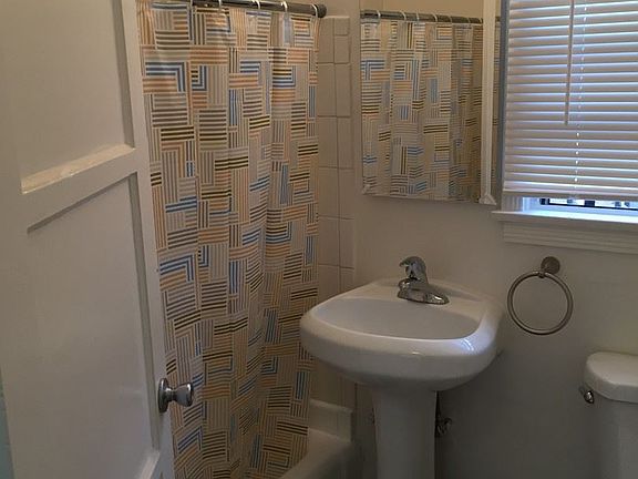 2nd image of 3815 1/2 W 54th St #15-1/2