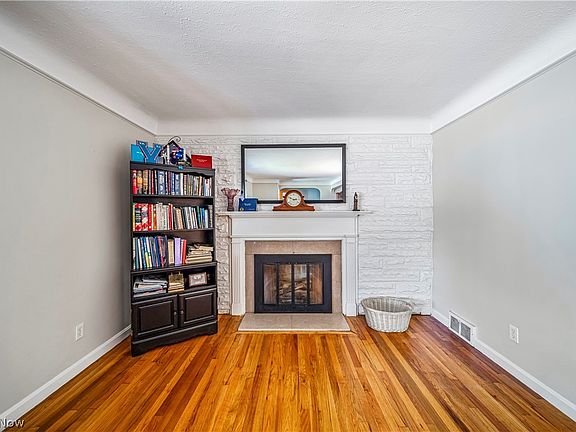 5th image of 386 Walworth Ave