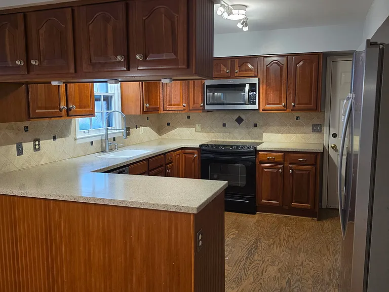 637 Sugartree Ln — Photo 3