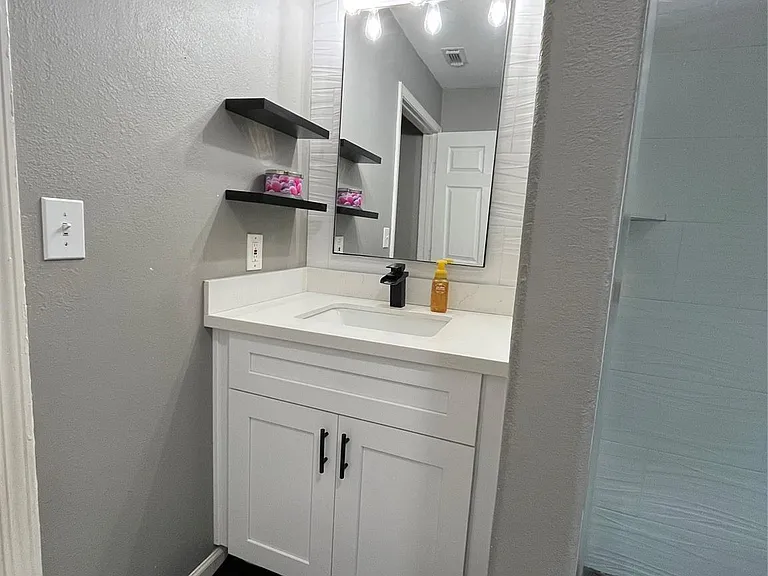 210 S Colbert St — Photo 2