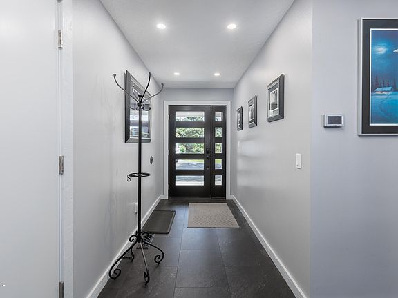 4th image of 580 SW 10th St