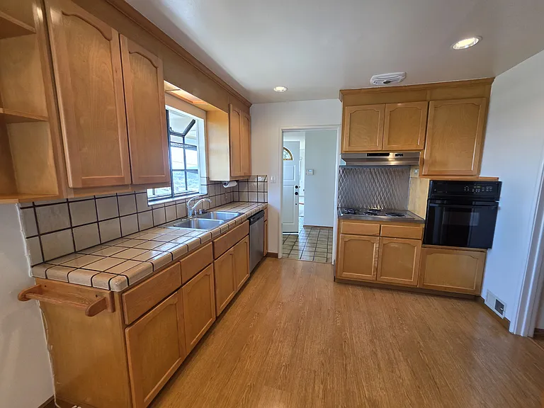 1744 Wesley Ave — Photo 6