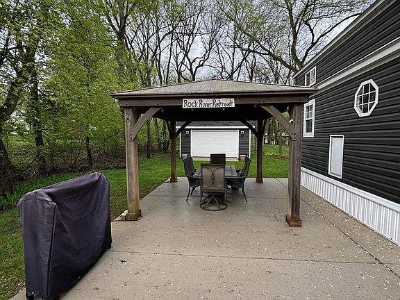 3rd image of 133 E Meadow Cir