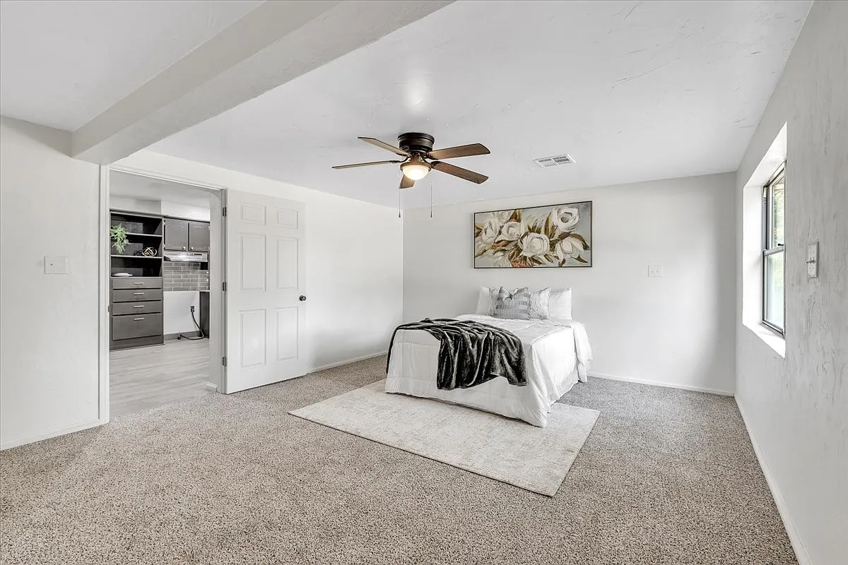 4 bed, 2050 sqft, $2,700 — Photo 3