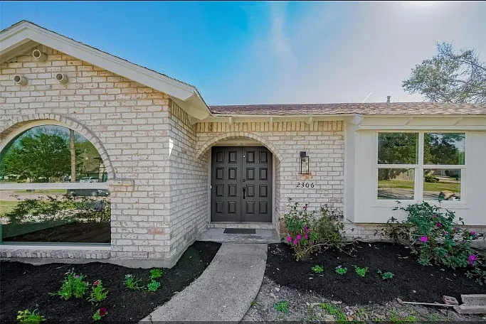 2306 Parana Dr — Photo 2