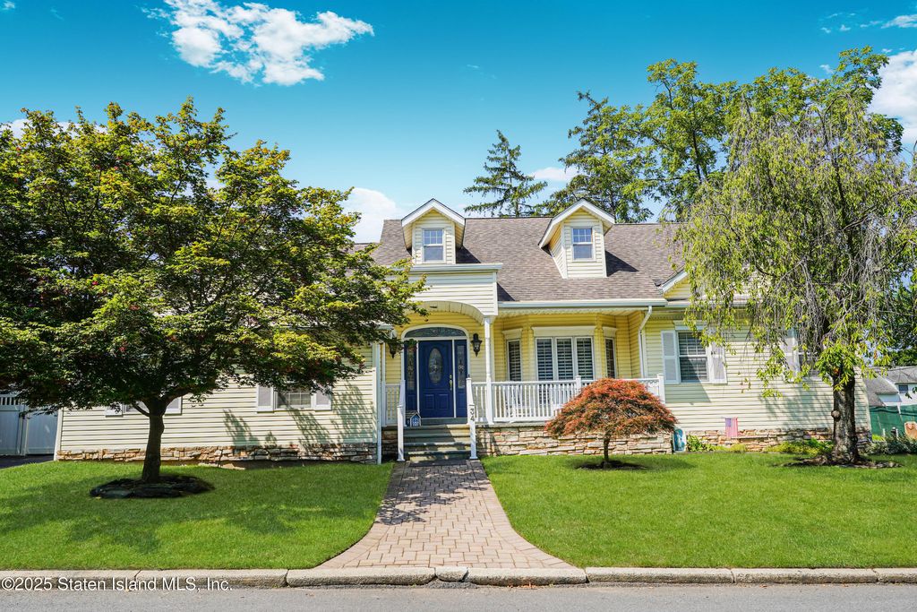 34 Moore St, Staten Island, NY 10306