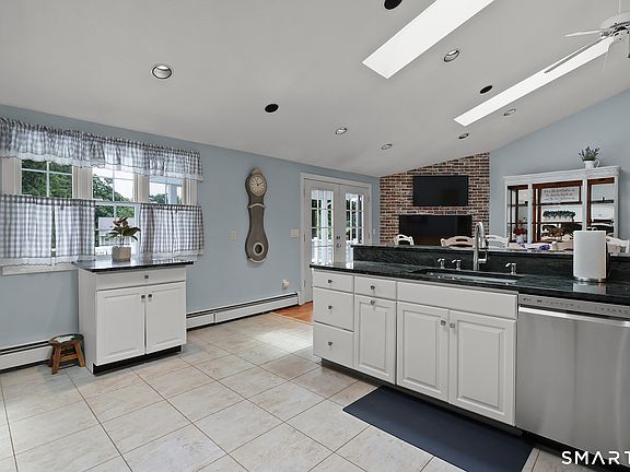 4th image of 610 Niederwerfer Road