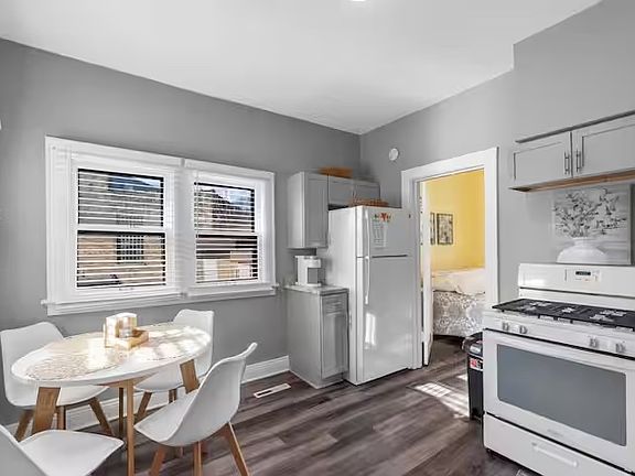 4th image of 2411 S Kinnickinnic Ave #A