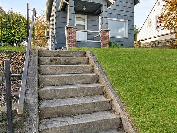 3rd image of 1744 S Ainsworth Ave