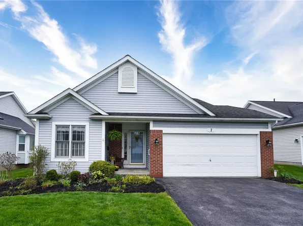 7 Lilly Pond Cir, North Chili, NY 14514