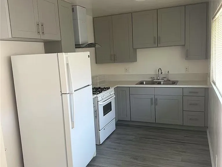415 S El Molino Ave #11 — Photo 2