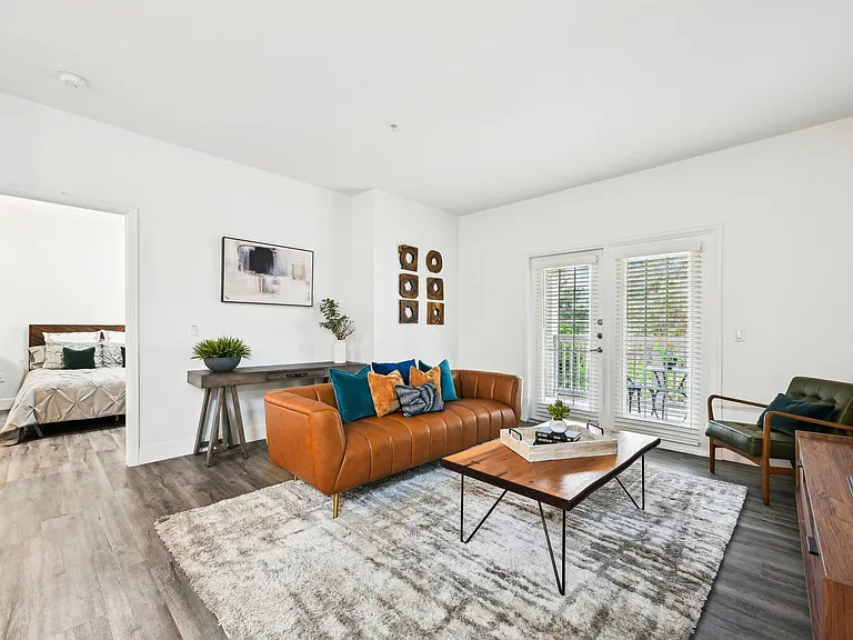 Stone Cliff Apartments — Photo 9