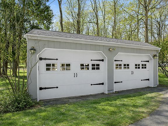 3rd image of 815 Valley Rd