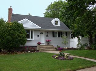 1 Hedge Ln, Merrick, NY 11566