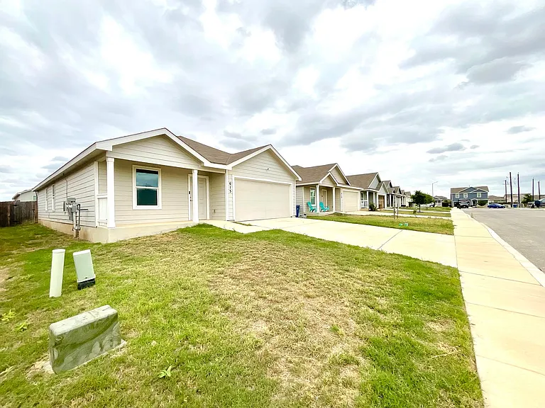 615 Bean Bnd — Photo 3