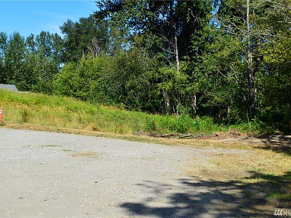 Photo of vacant buildable land.