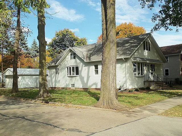 504 E Chapin St photo 1