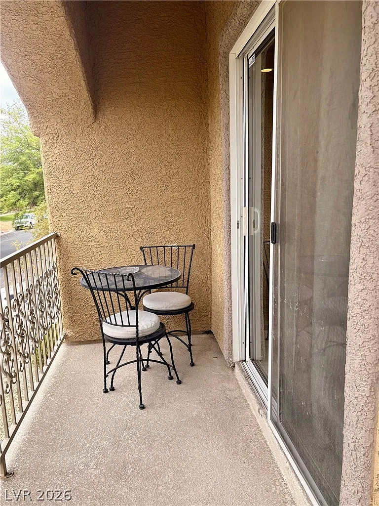 3 bed, 3.5 bath, 1977 sqft, $2,400 — Photo 3