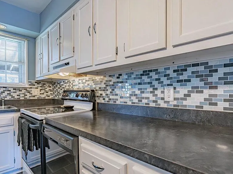 5727 Greens Dr — Photo 11