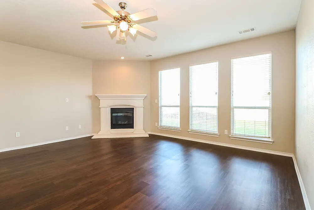3 bed, 2.0 bath, 1741 sqft, $2,300 — Photo 2