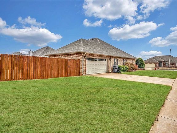 3rd image of 3602 NE Fieldcrest Dr