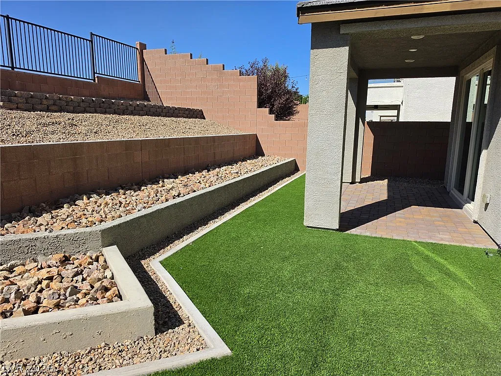 3 bed, 2.5 bath, 2232 sqft, $3,200 — Photo 2