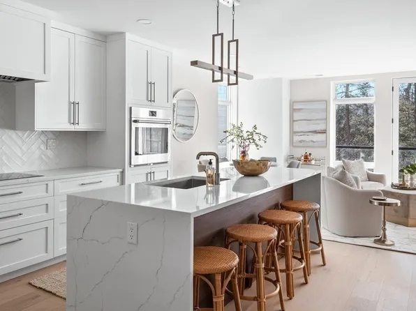 20 Kinmonth Rd #206, Waban, MA 02468