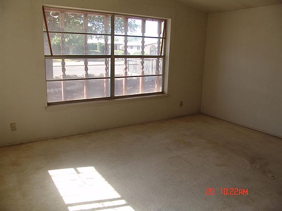 3rd image of 5737 Sherbrooke Ave