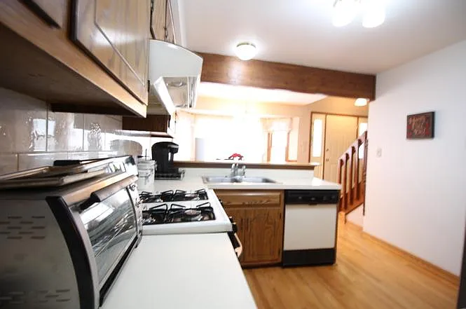 15515 Westminster Dr — Photo 6