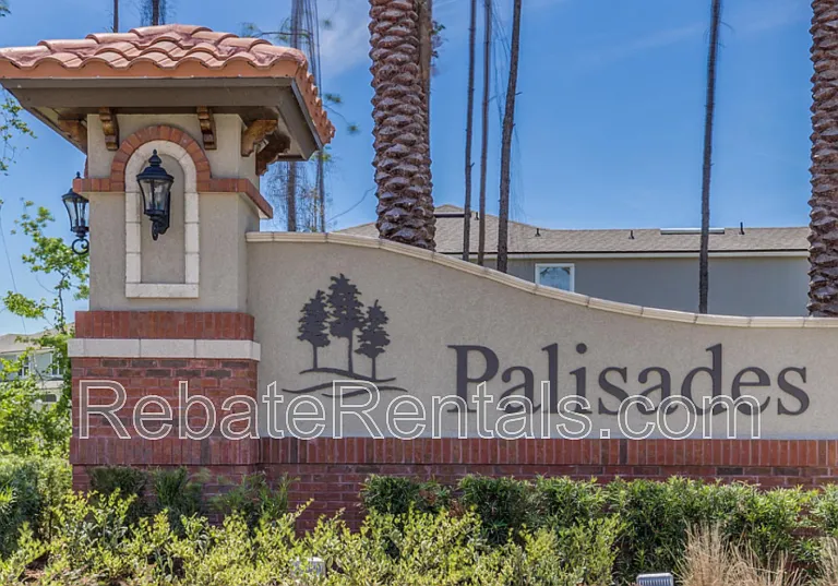 732 Servia Dr — Photo 2