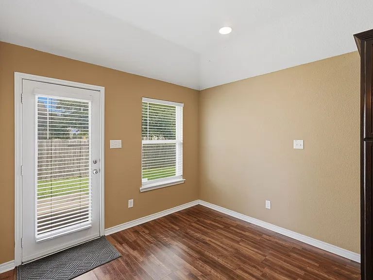 2484 Horse Shoe Dr — Photo 8