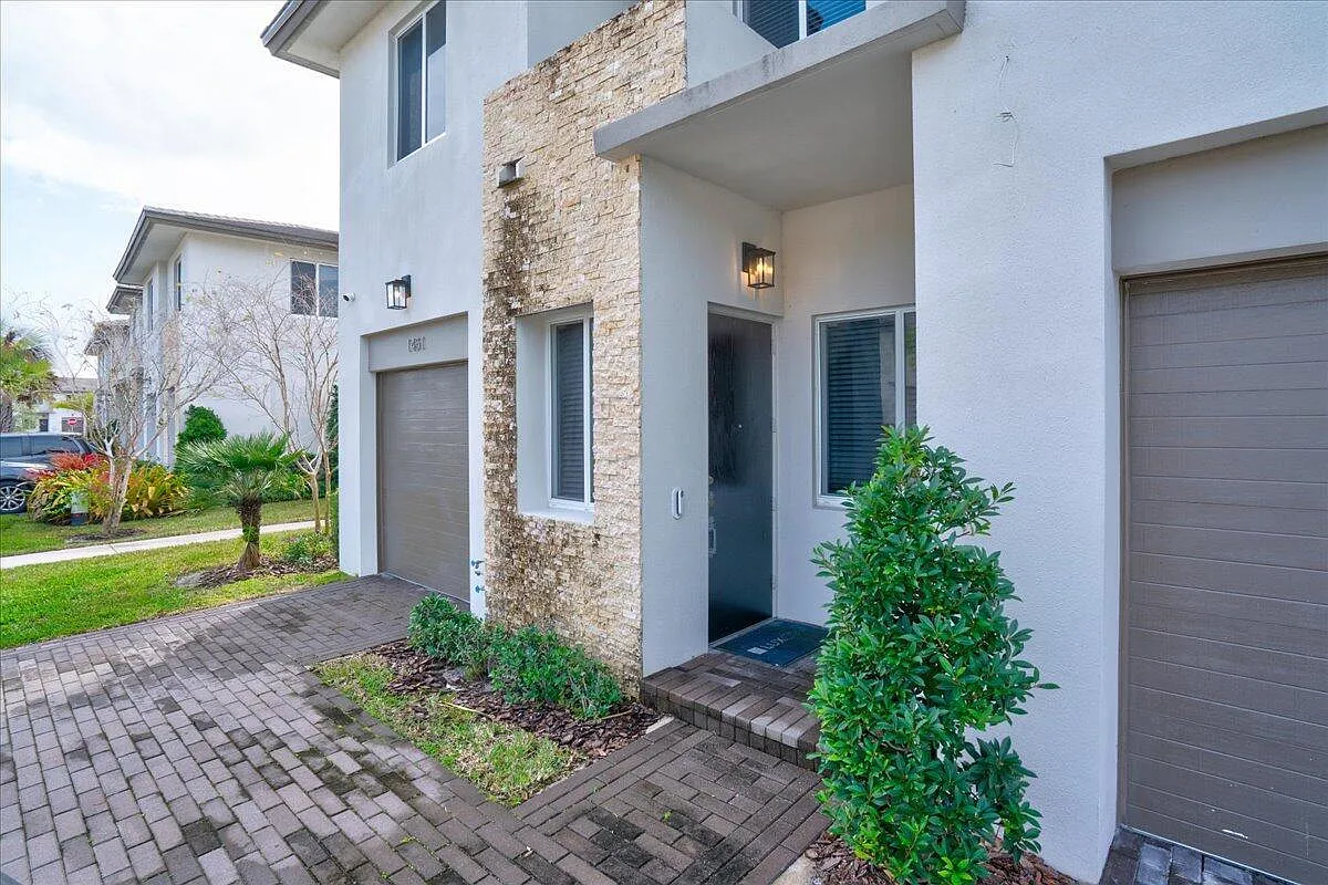 3 bed, 2.5 bath, 1900 sqft, $3,300 — Photo 3