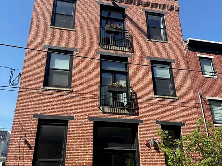 2737 Cambridge St — Photo 1