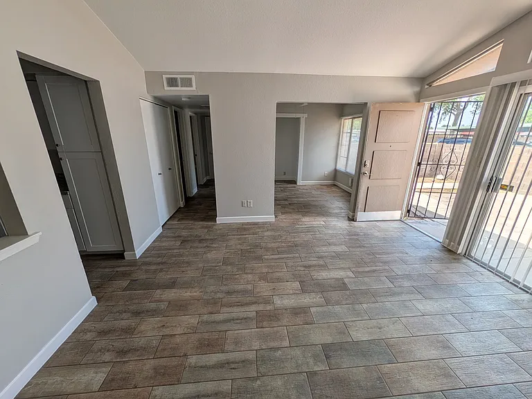 624 N Santa Barbara #3 — Photo 2