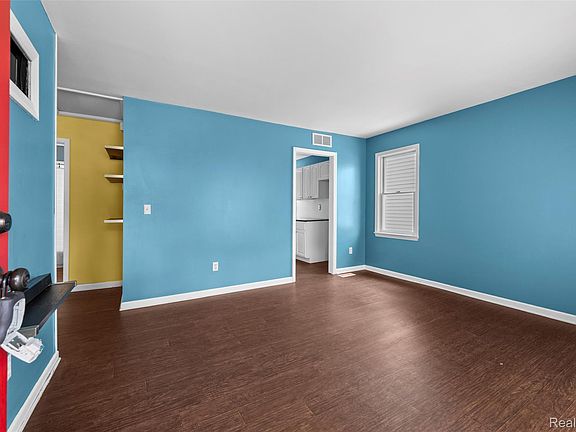 3rd image of 536 E Barrett Ave