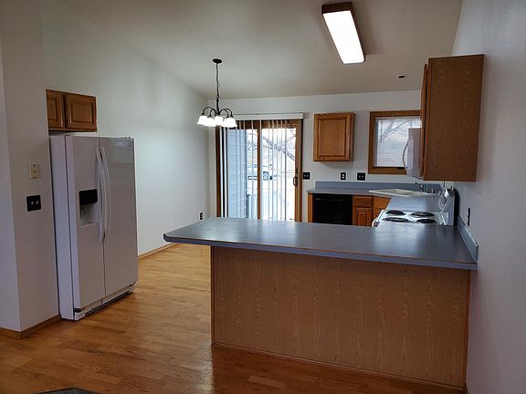 5th image of 330 W Daffodil Dr APT A