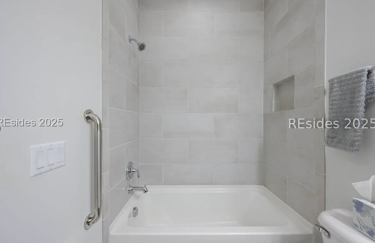2 bed, 2.0 bath, 1204 sqft, $2,500 — Photo 2