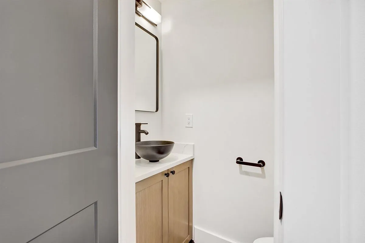 3 bed, 1.5 bath, 1144 sqft, $3,750 — Photo 4