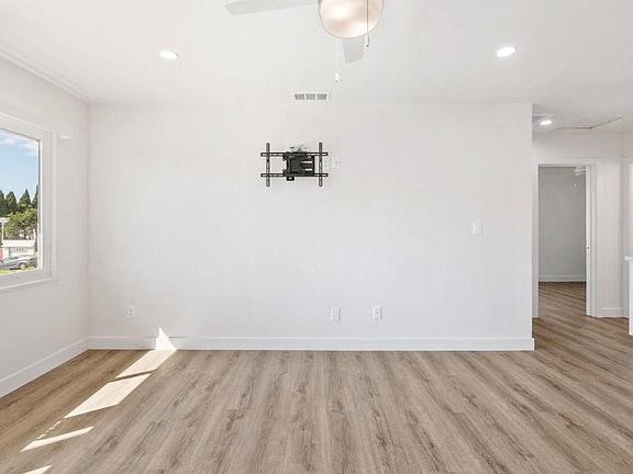 5th image of 939 27th St