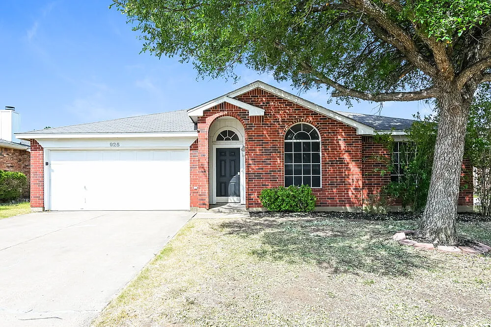 4 bed, 2.0 bath, 1890 sqft, $2,080 — Photo 1