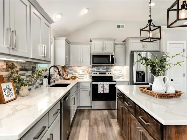 16042 Craig St, Basehor, KS 66007