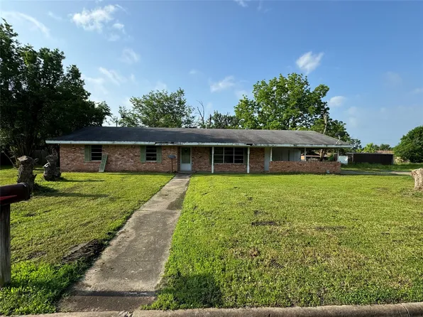 706 W 5th St, Clarksville, TX 75426