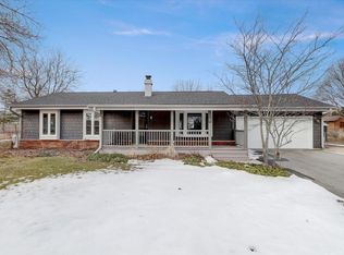 189 Ridgeway Dr, Dousman, WI 53118