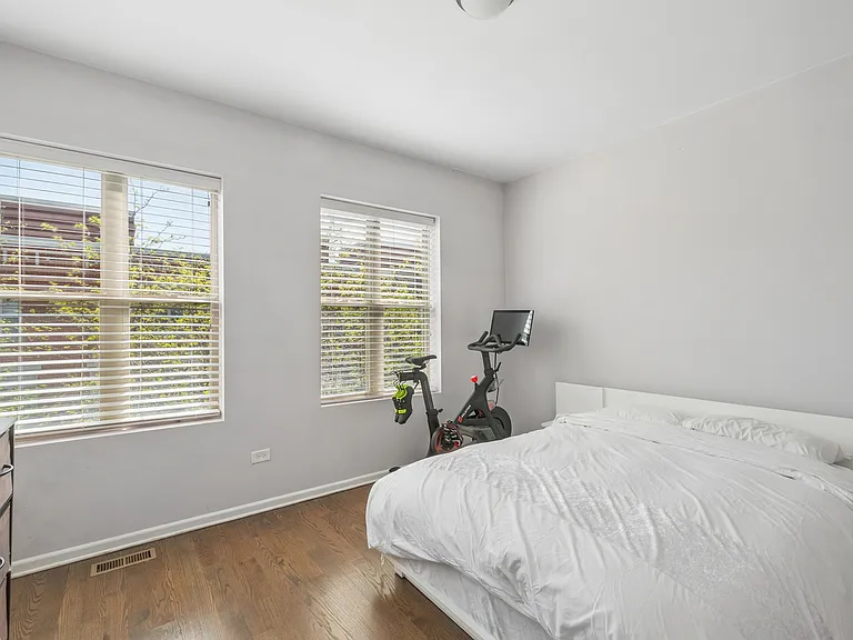 2504 S Calumet Ave — Photo 9