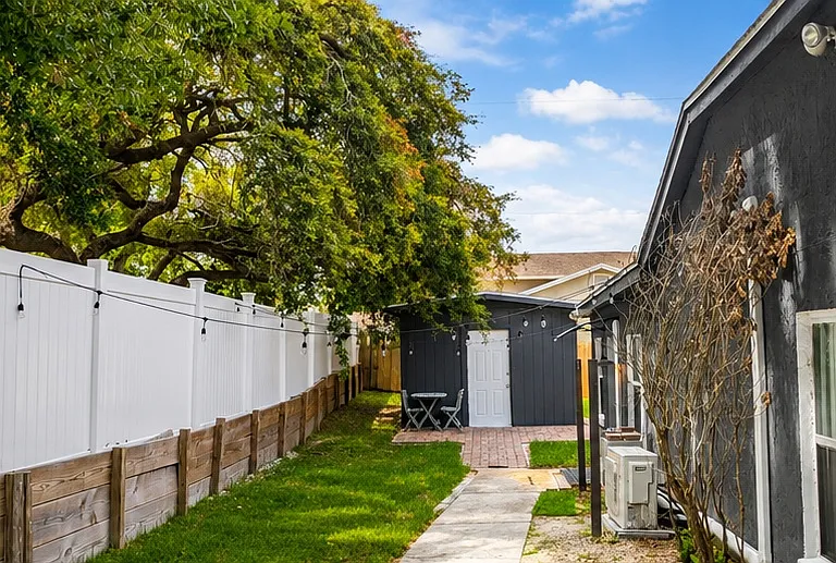 Entrance with side yard