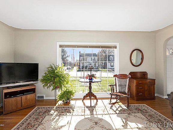 5th image of 1021 Alger St SE