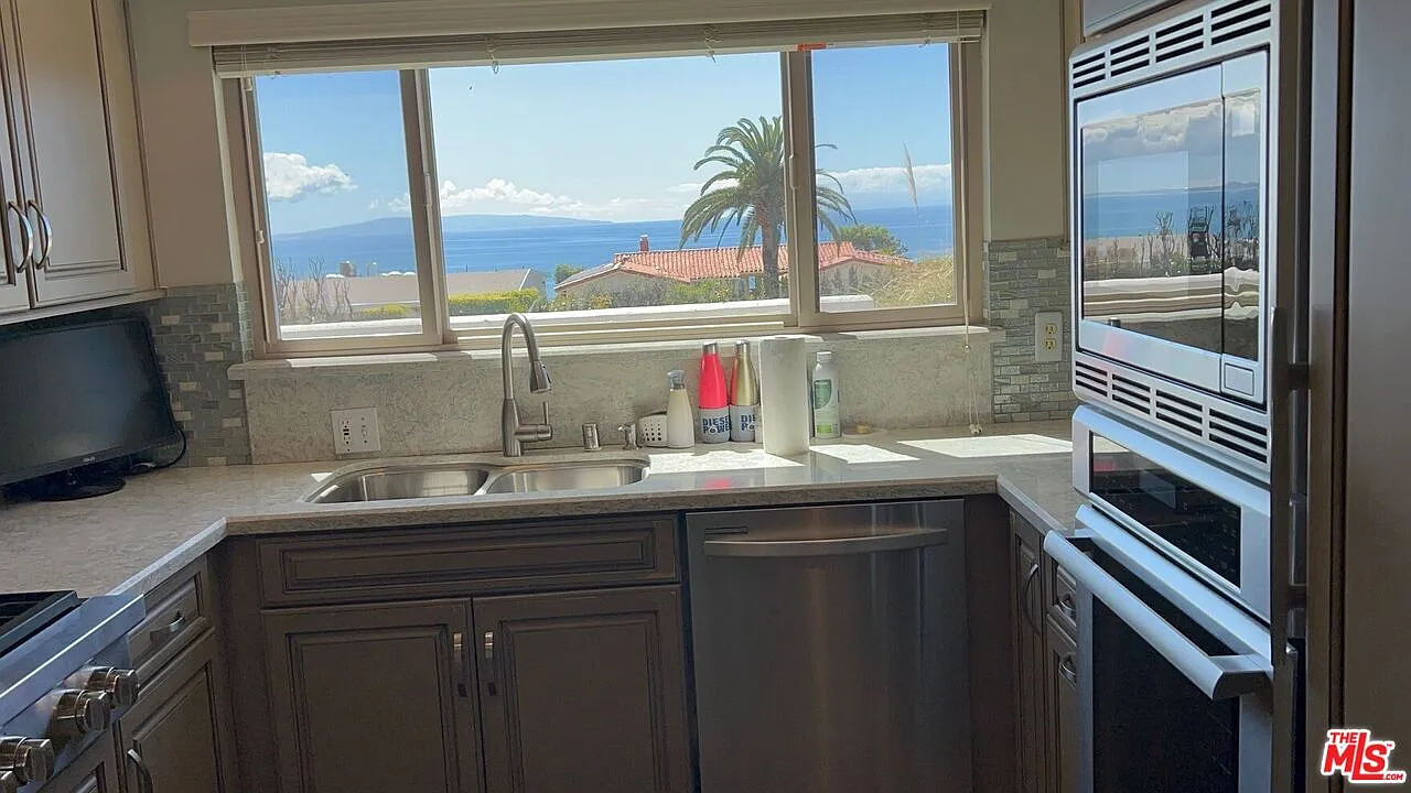3 bed, 3.5 bath, 2065 sqft, $8,900 — Photo 3