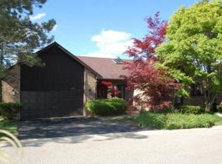 1898 Pine Ridge Ct, Bloomfield, MI 48302