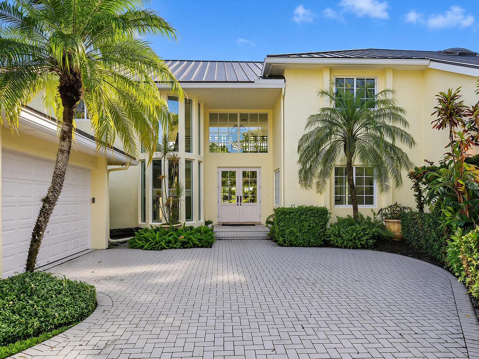 5 bed, 6.0 bath, 4936 sqft, $25,000 — Photo 3
