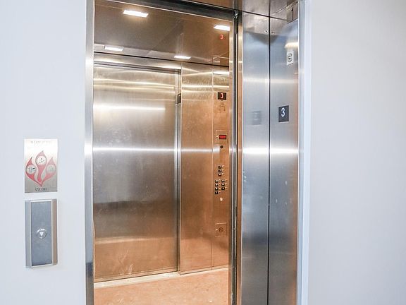 3rd image of 4052 N Hermitage Ave #4